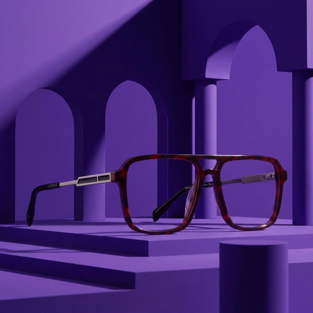 Anteojos Fiore 1014 en tortoiseshell – puesta en escena en un set arquitectónico violeta