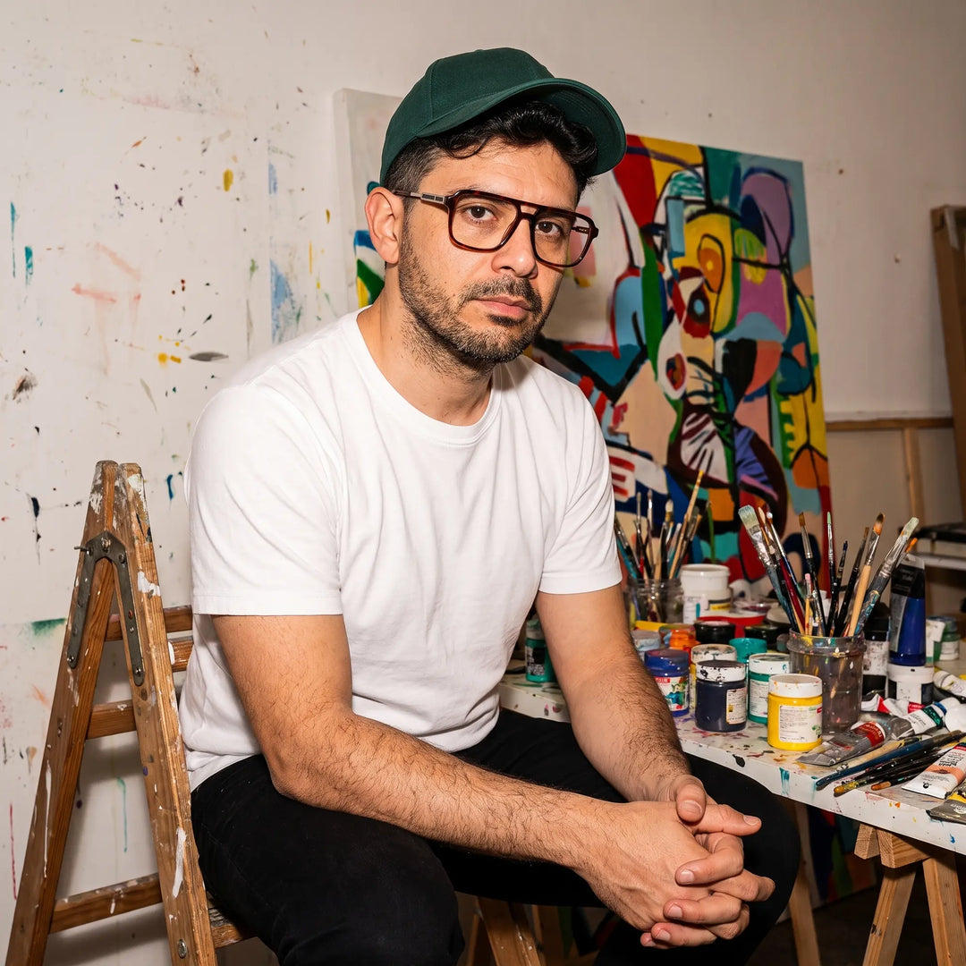 Anteojos Fiore 1014 en carey, en modelo – retrato de campaña, painter portrait in a paint-splattered studio