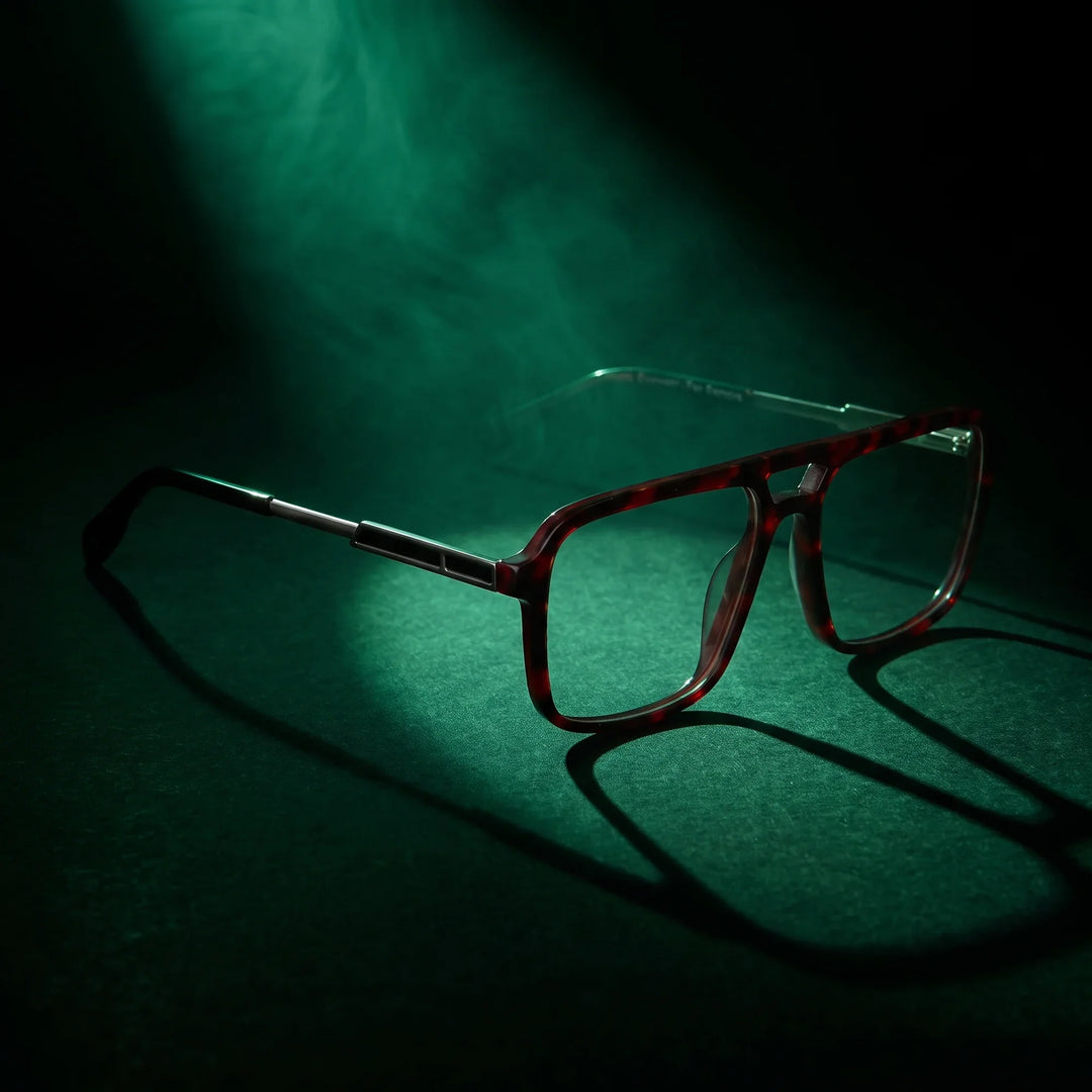 Anteojos Fiore 1014 en tortoiseshell – bajo un haz de luz teatral