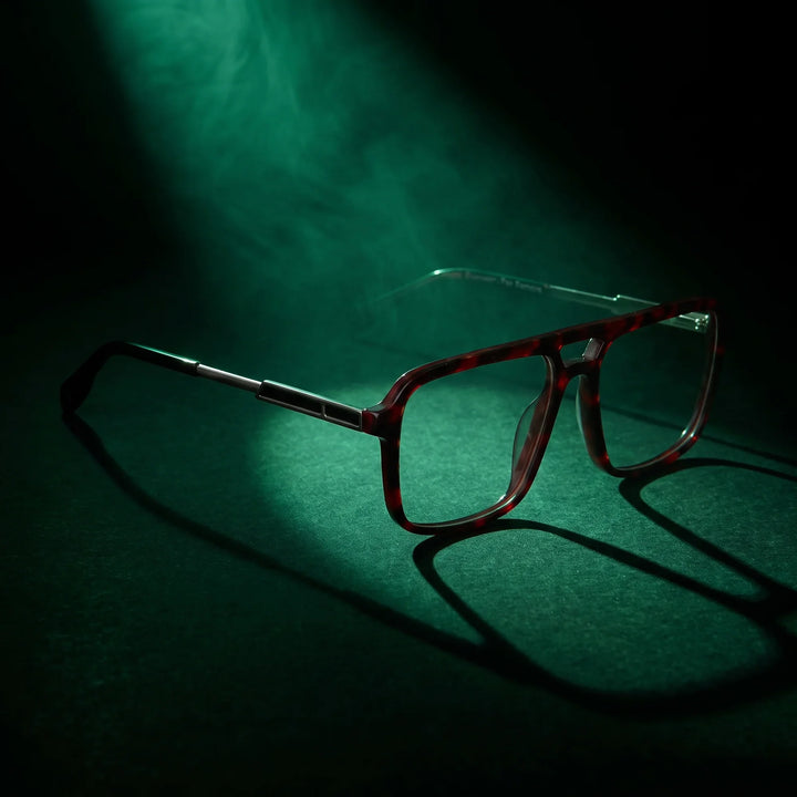 Anteojos Fiore 1014 en tortoiseshell – bajo un haz de luz teatral
