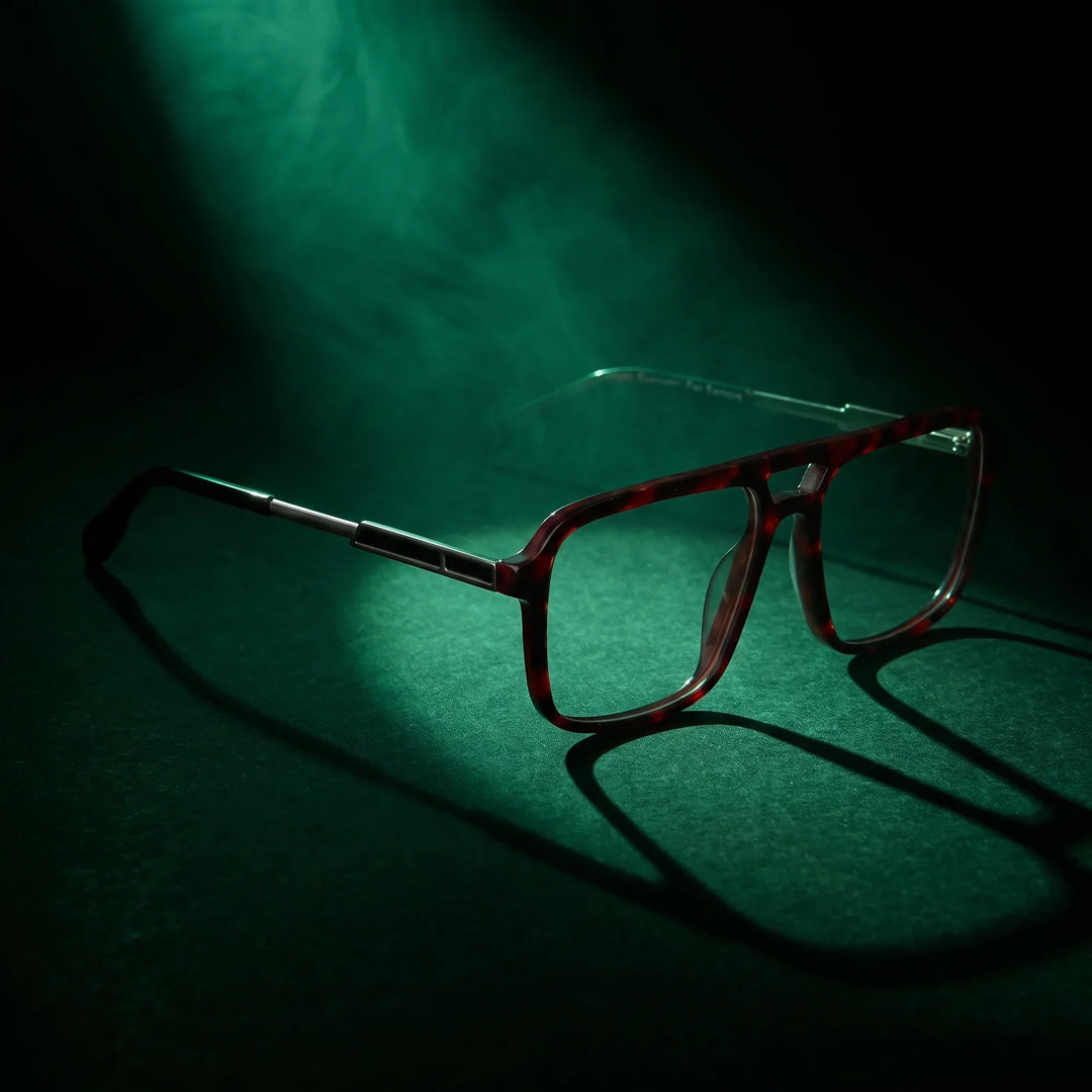 Anteojos Fiore 1014 en carey – bajo un haz de luz teatral