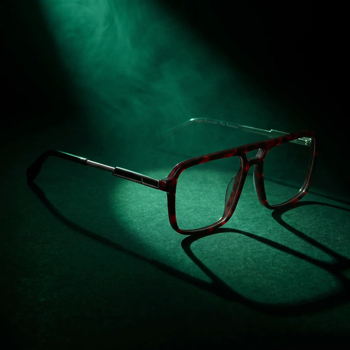 Anteojos Fiore 1014 en carey – bajo un haz de luz teatral