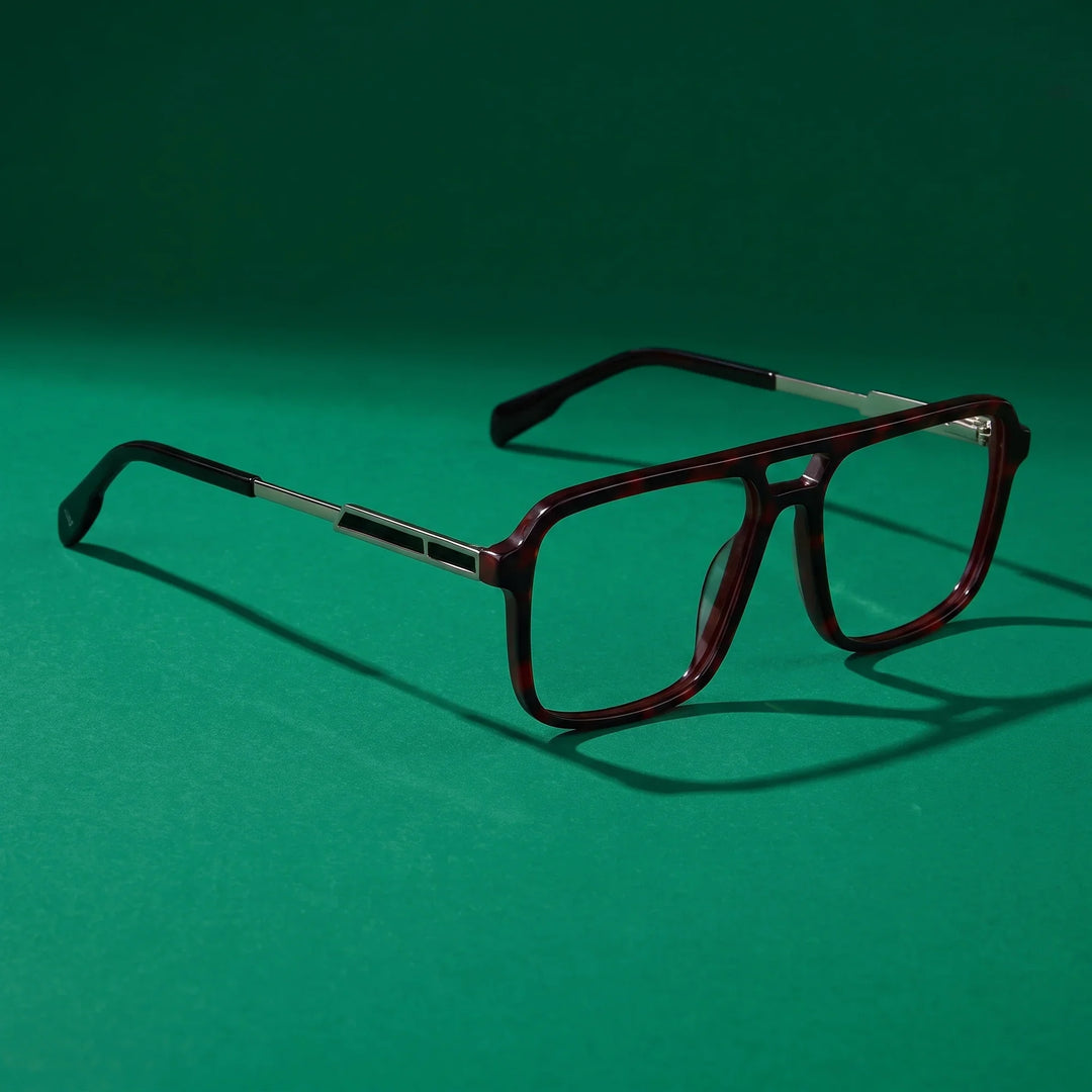 Anteojos Fiore 1014 en tortoiseshell – bodegón editorial sobre un set esmeralda saturado