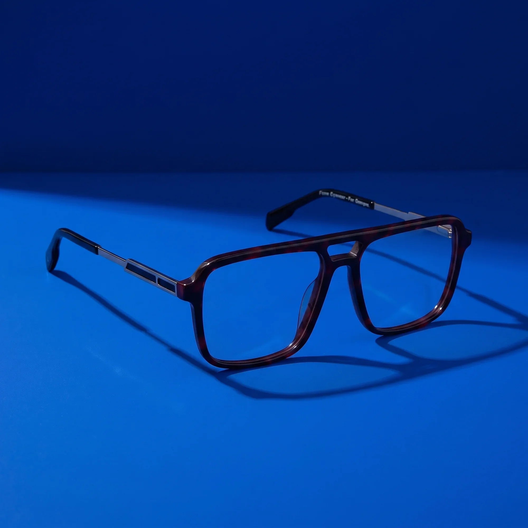 Anteojos Fiore 1014 en tortoiseshell – bodegón sobre fondo cobalto de estudio