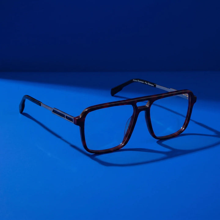 Anteojos Fiore 1014 en tortoiseshell – bodegón sobre fondo cobalto de estudio