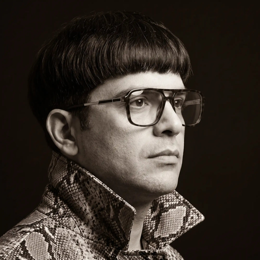 Anteojos Fiore 1014 en tortoiseshell, en modelo – retrato de campaña, monochrome studio portrait, red graphic accents