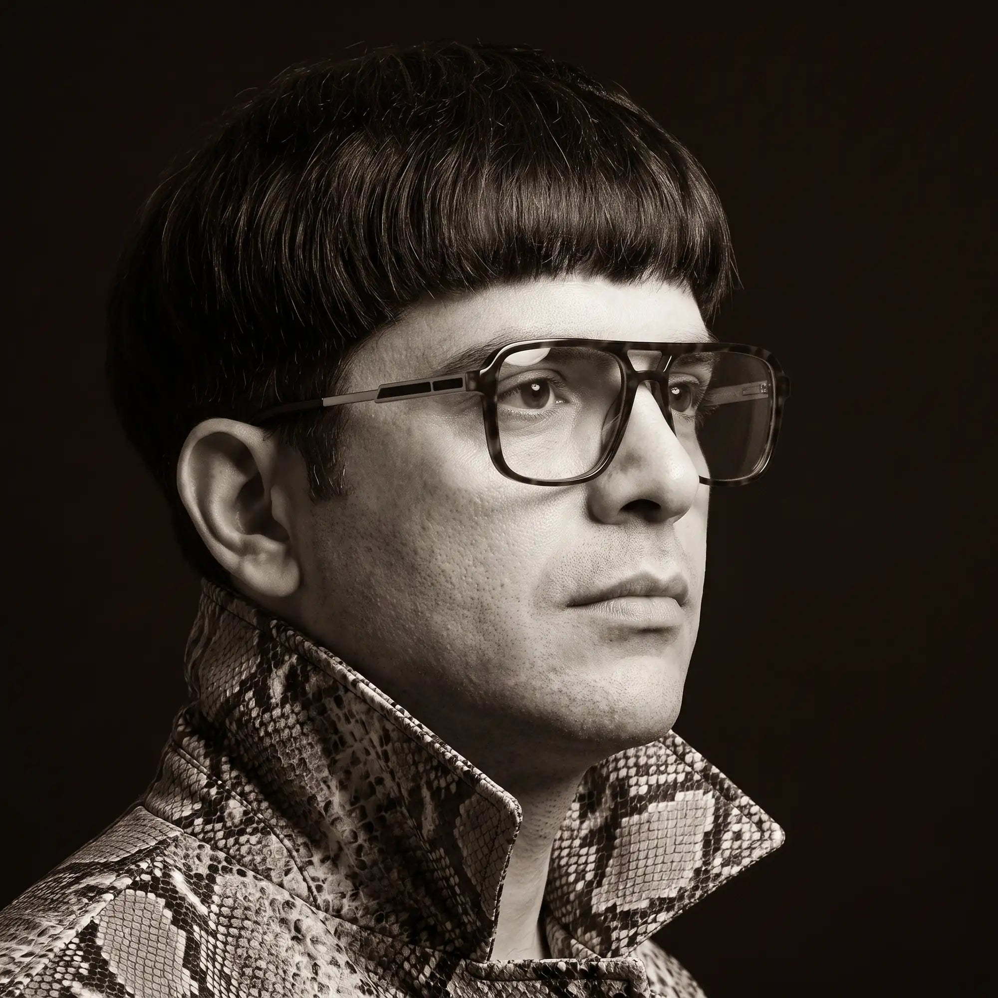 Anteojos Fiore 1014 en tortoiseshell, en modelo – retrato de campaña, monochrome studio portrait, red graphic accents