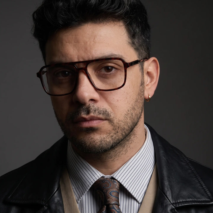 Anteojos Fiore 1014 en tortoiseshell, en modelo – retrato de campaña, minimal studio portrait in soft daylight