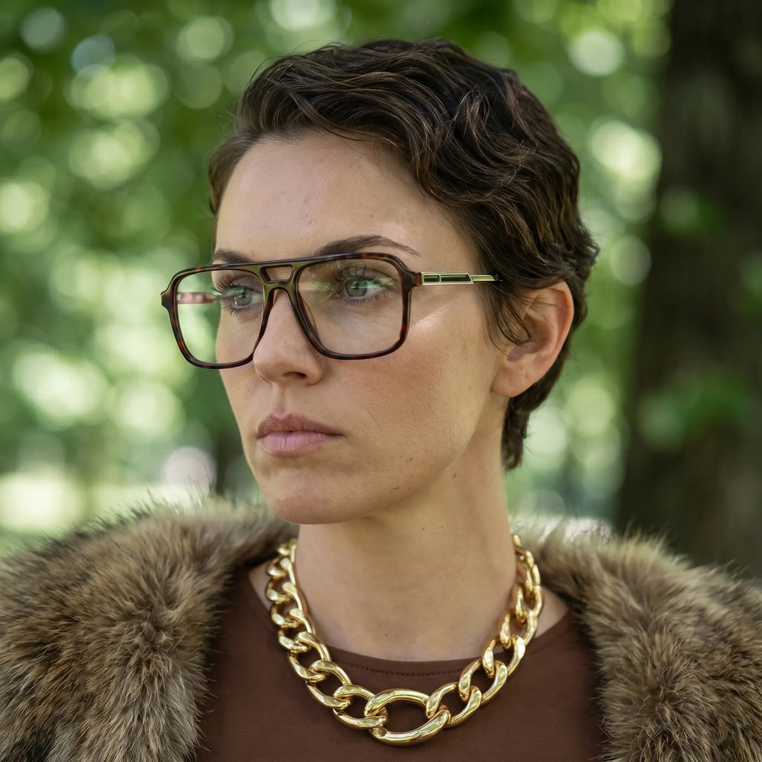 Anteojos Fiore 1014 en tortoiseshell, en modelo – retrato de campaña, fur-collar portrait in dappled daylight