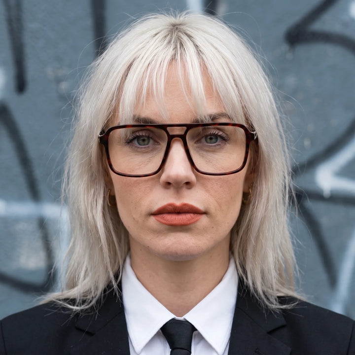 Anteojos Fiore 1014 en tortoiseshell, en modelo – retrato de campaña, confident portrait with gold chain necklace