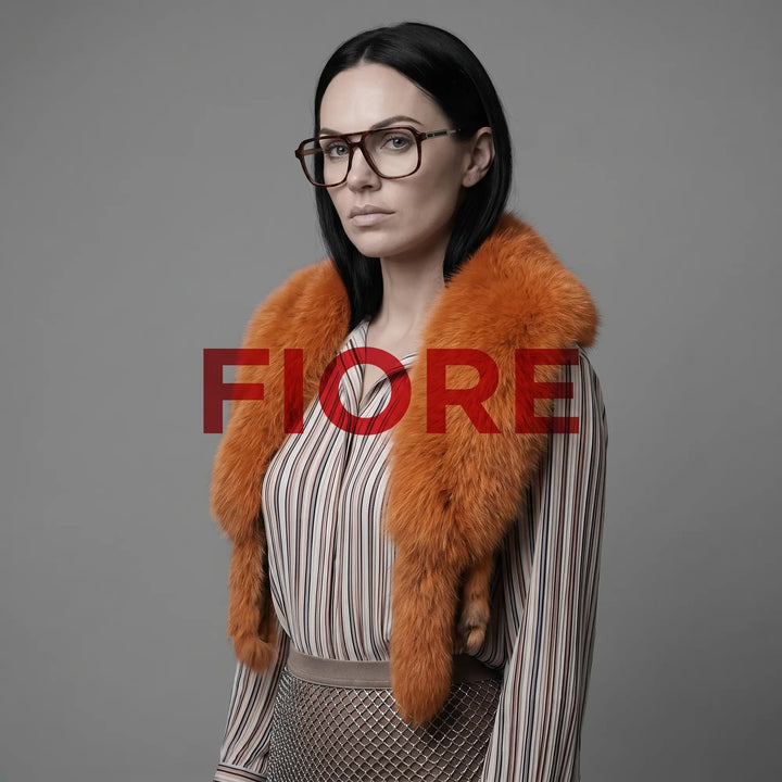 Anteojos Fiore 1014 en tortoiseshell, en modelo – retrato de campaña, bold studio pose in vintage tweed