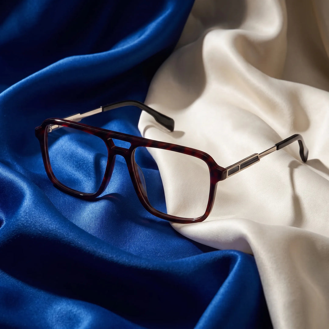 Anteojos Fiore 1014 en tortoiseshell – sobre seda cobalto y marfil drapeada