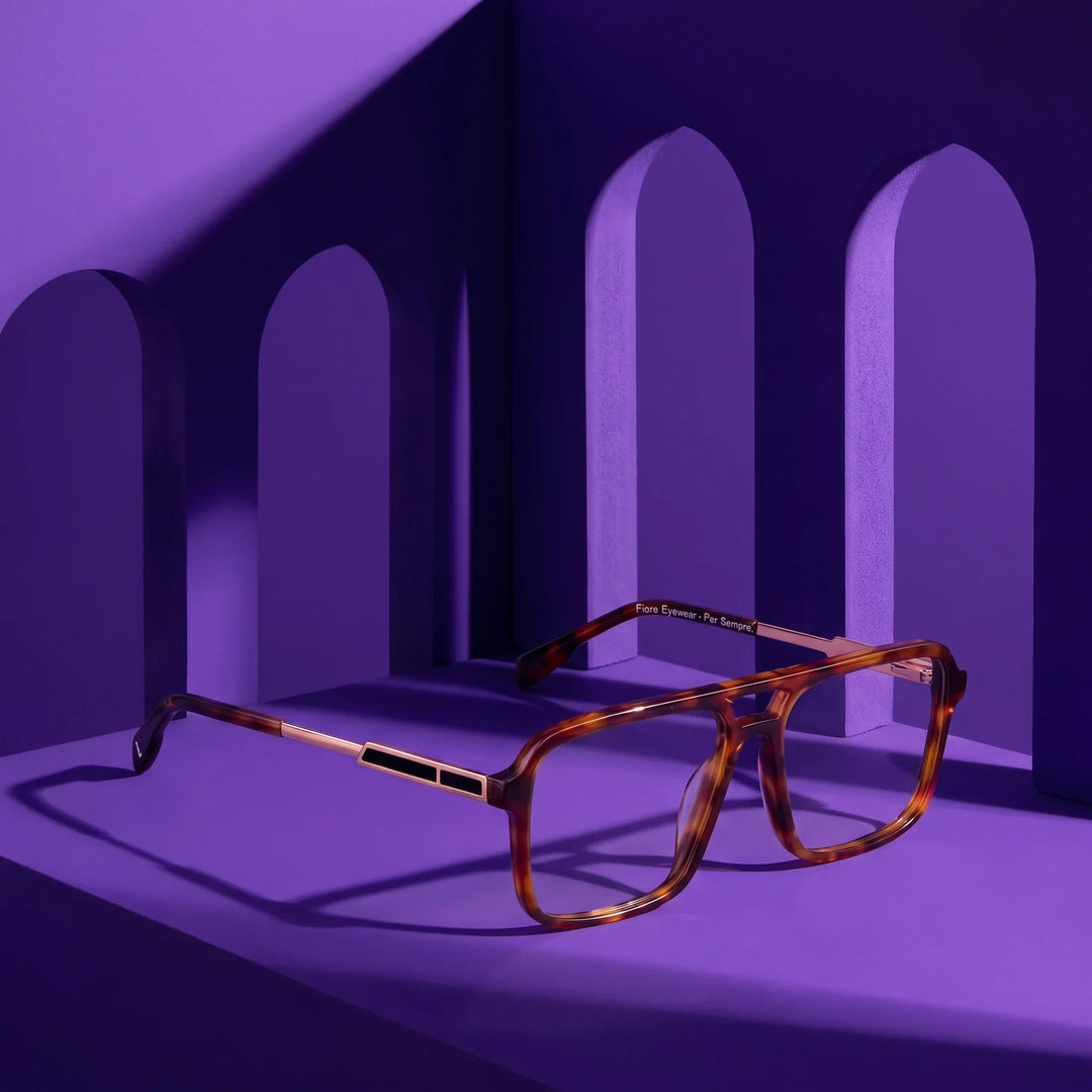 Anteojos Fiore 1014 en brown tortoiseshell – puesta en escena en un set arquitectónico violeta