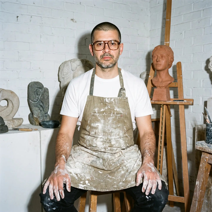 Anteojos Fiore 1014 en brown tortoiseshell, en modelo – sculptor portrait among clay busts in a workshop