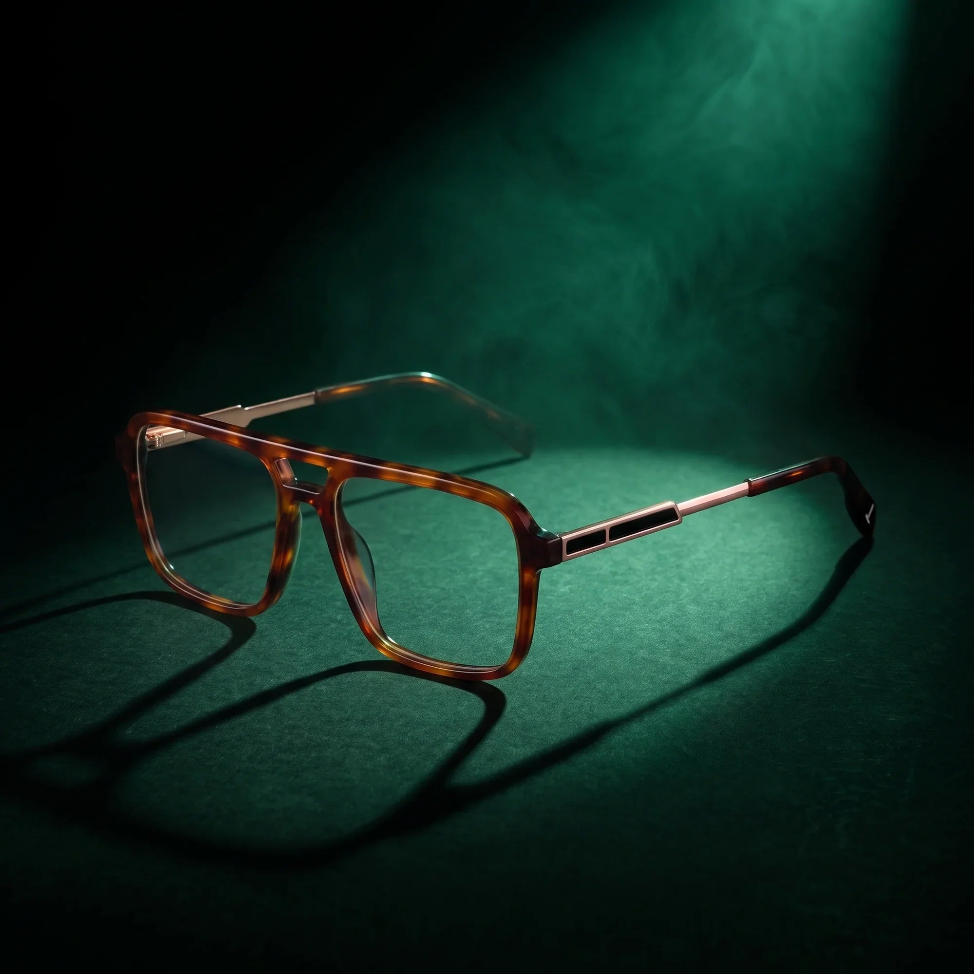 Anteojos Fiore 1014 en brown tortoiseshell – bajo un haz de luz teatral