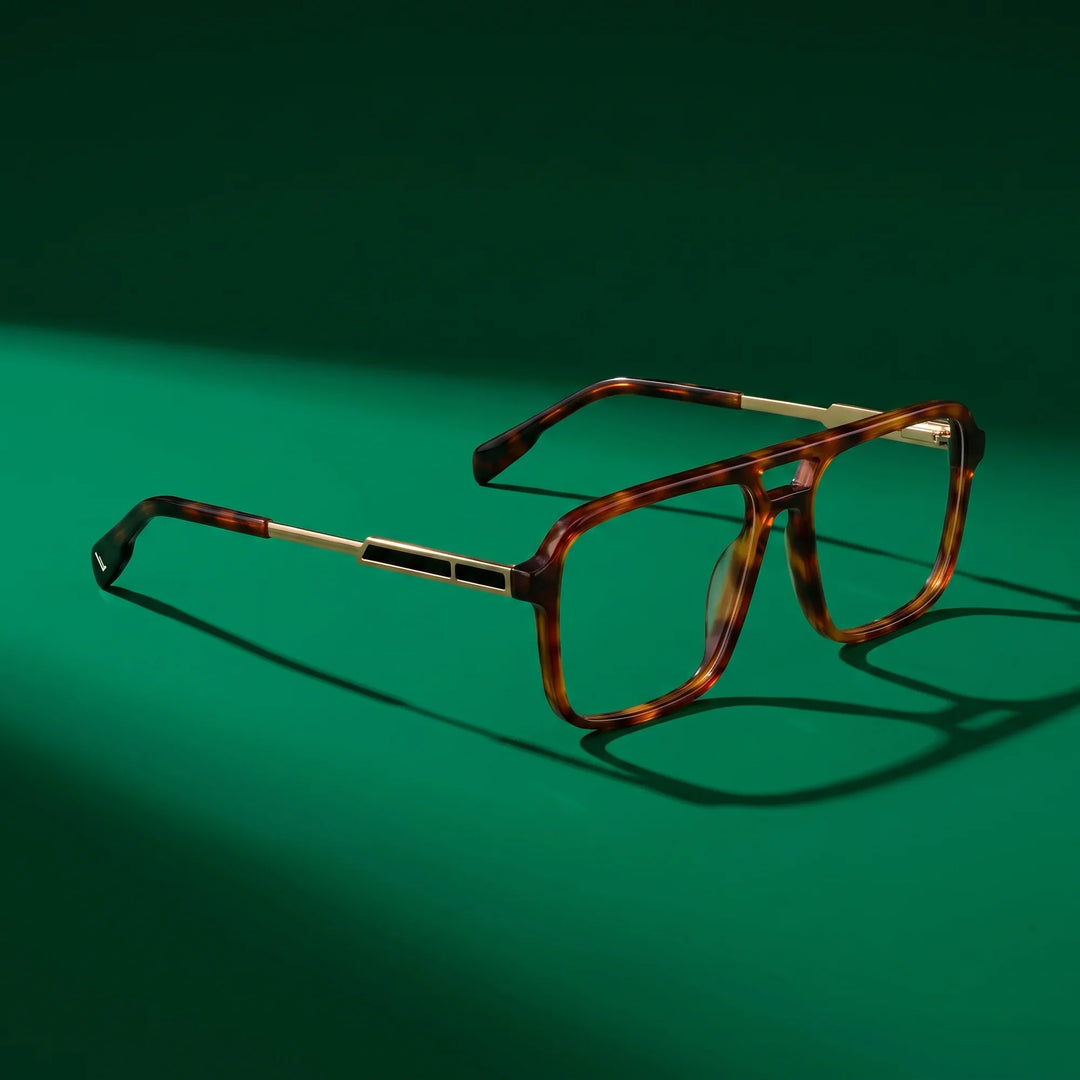Anteojos Fiore 1014 en brown tortoiseshell – bodegón editorial sobre un set esmeralda saturado