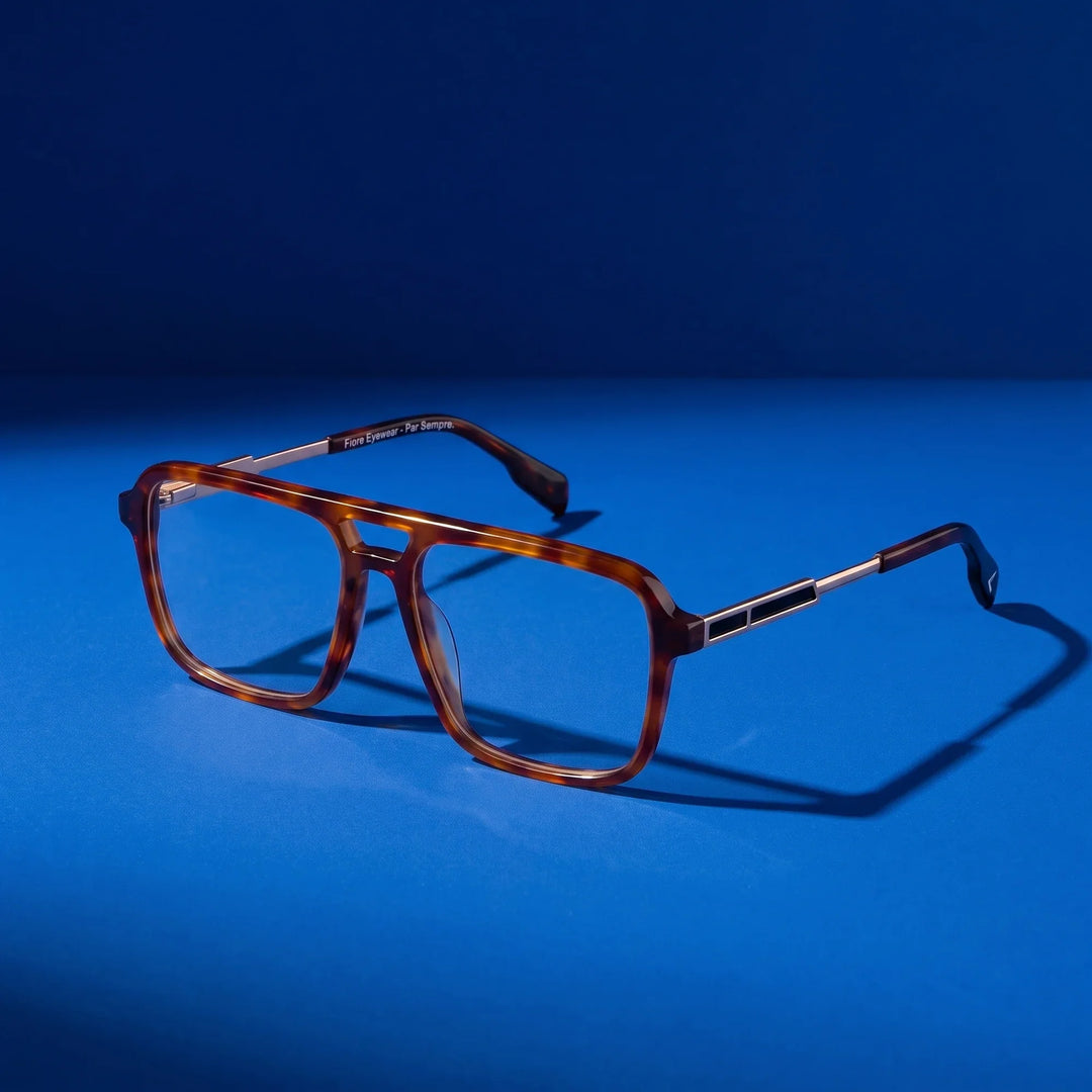 Anteojos Fiore 1014 en brown tortoiseshell – bodegón sobre fondo cobalto de estudio