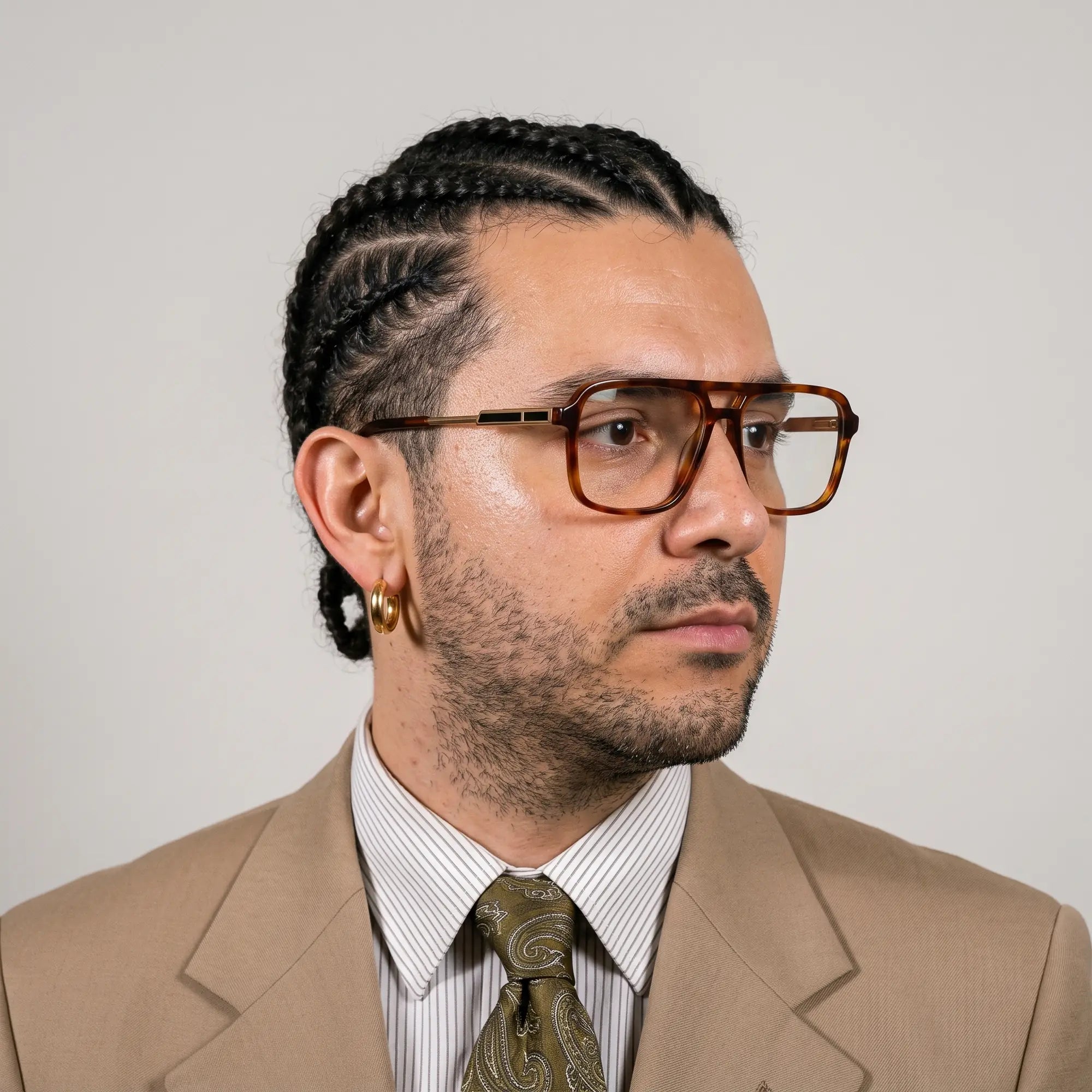 Anteojos Fiore 1014 en brown tortoiseshell, en modelo – retrato de campaña, clean beige studio three-quarter portrait