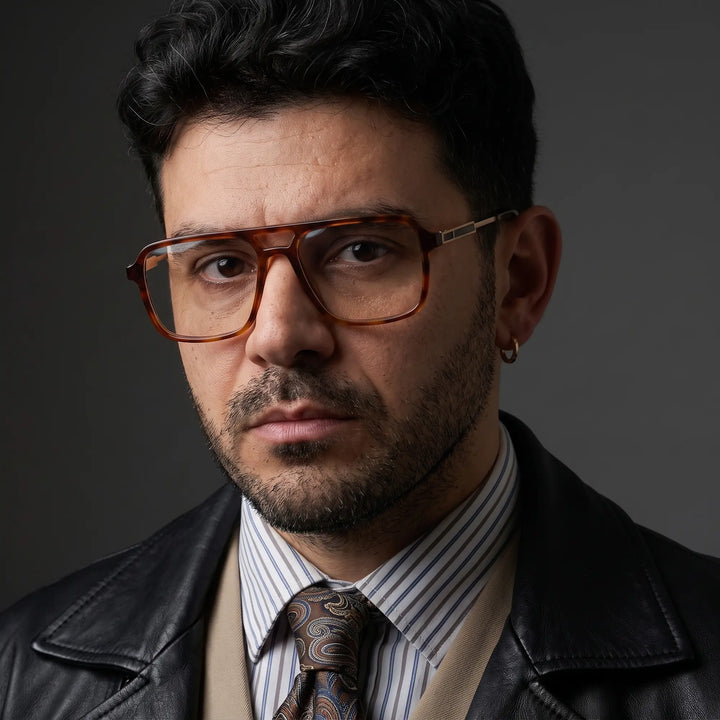 Anteojos Fiore 1014 en brown tortoiseshell, en modelo – retrato de campaña, minimal studio portrait in soft daylight