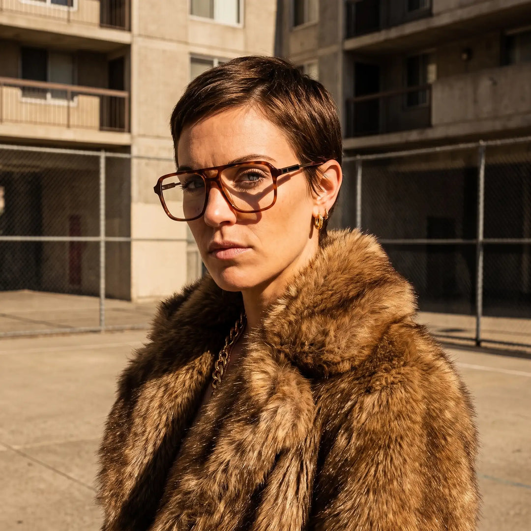Anteojos Fiore 1014 en brown tortoiseshell, en modelo – retrato de campaña, street portrait rooted in city heritage