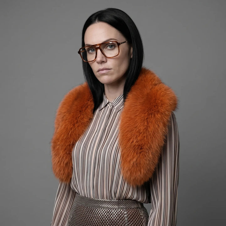Anteojos Fiore 1014 en brown tortoiseshell, en modelo – retrato de campaña, bold studio pose in vintage tweed