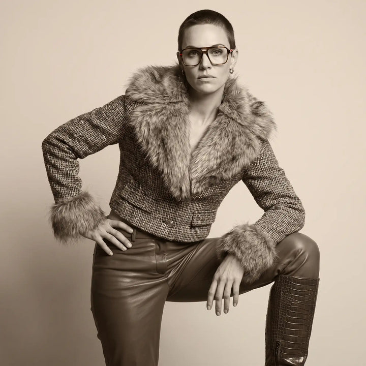 Anteojos Fiore 1014 en brown tortoiseshell, en modelo – full-length studio portrait in tweed and leather