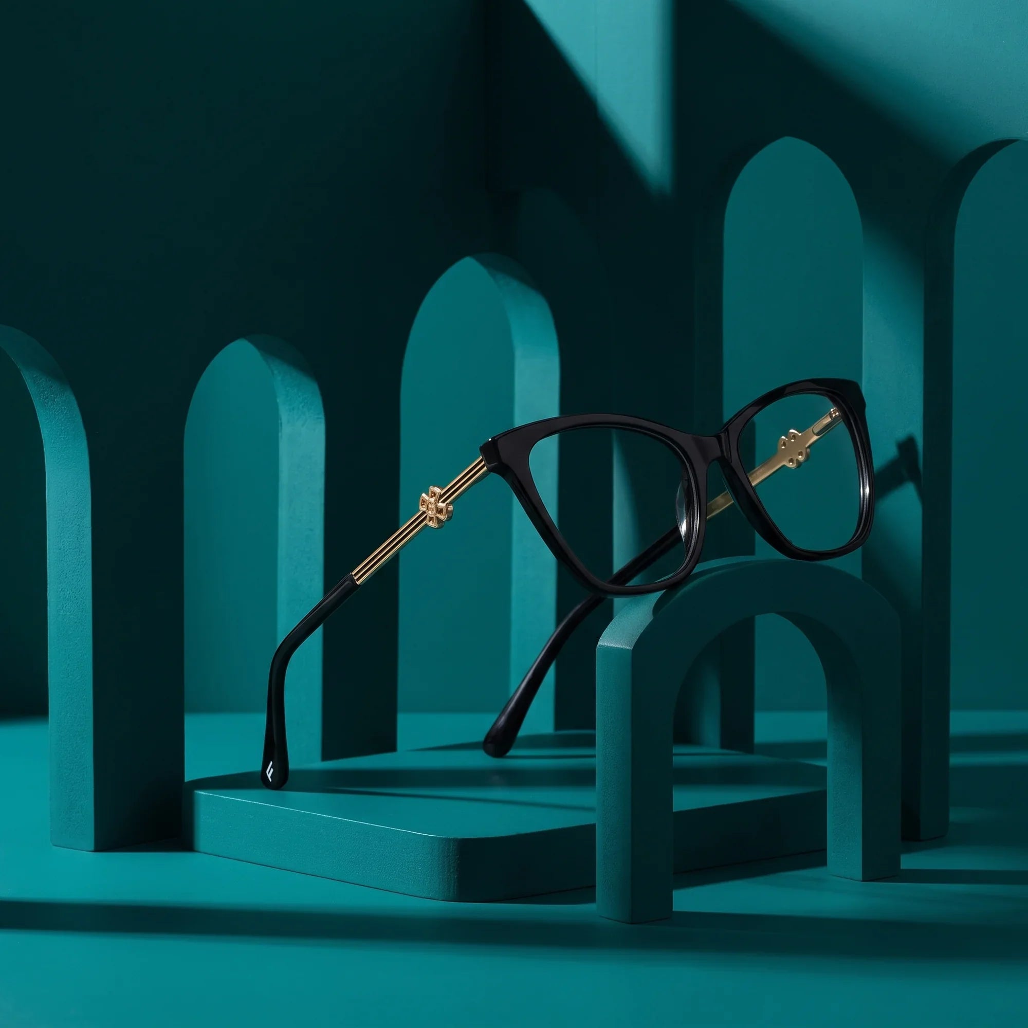 Anteojos Fiore 10172 en negro – still life among monochrome teal arches