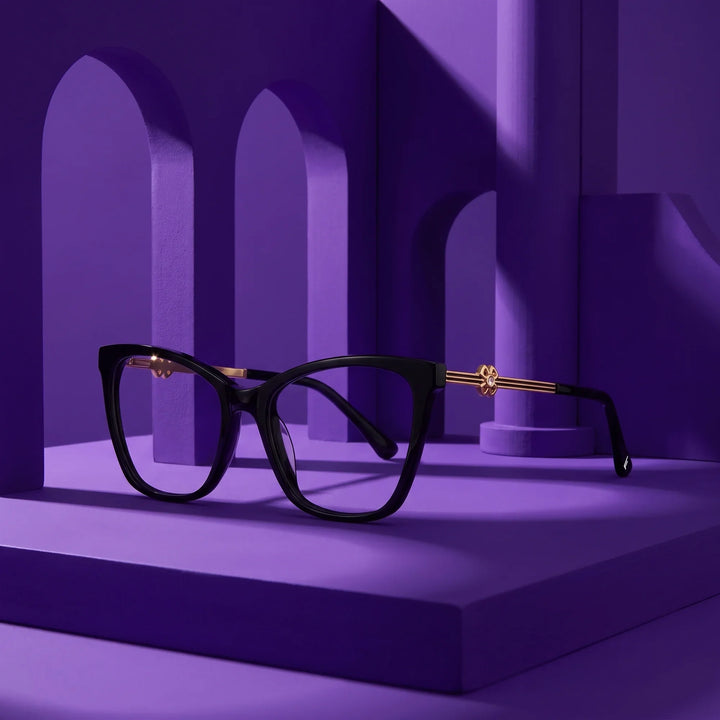 Anteojos Fiore 10172 en negro – displayed on a violet podium among arches