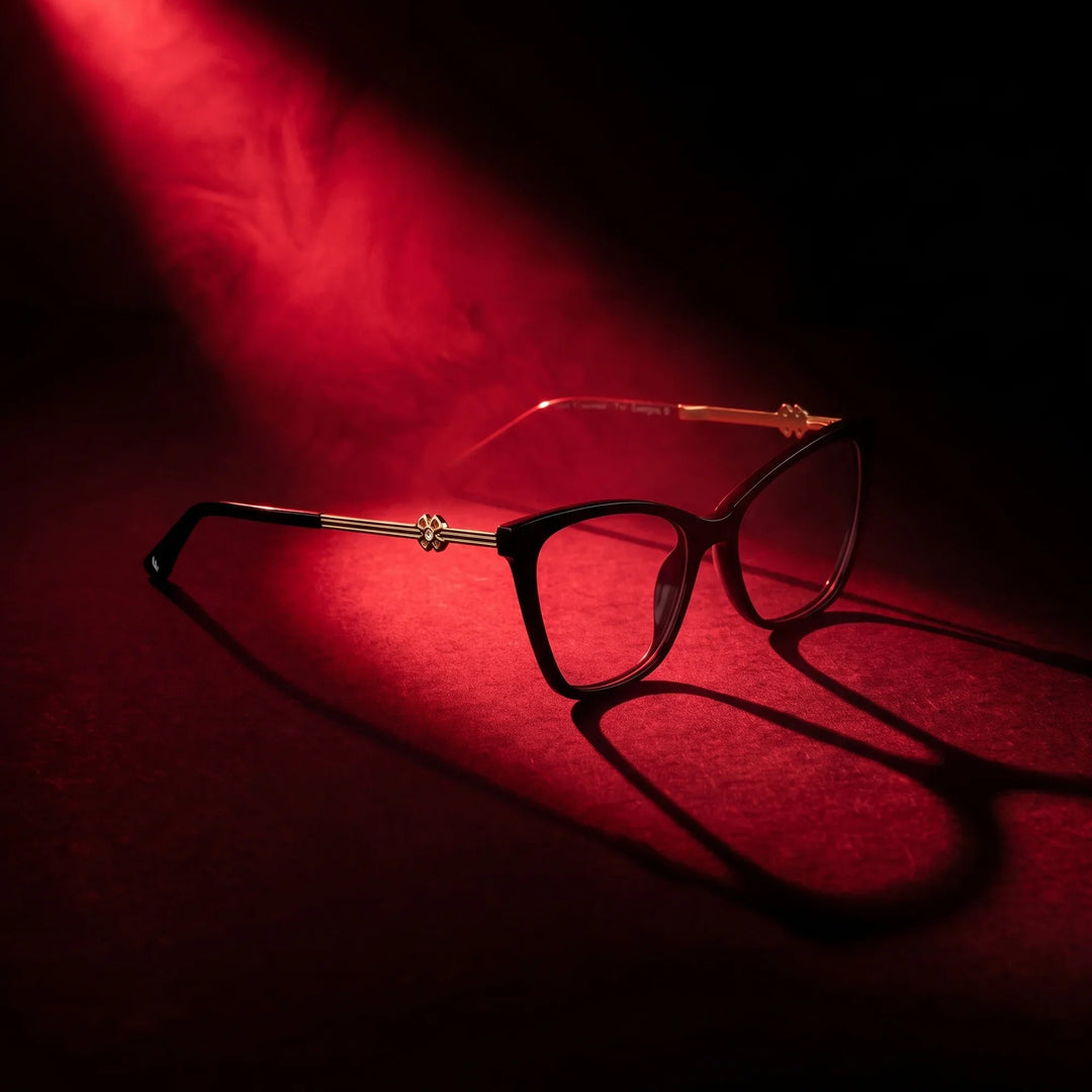 Anteojos Fiore 10172 en negro – bajo un haz de luz teatral