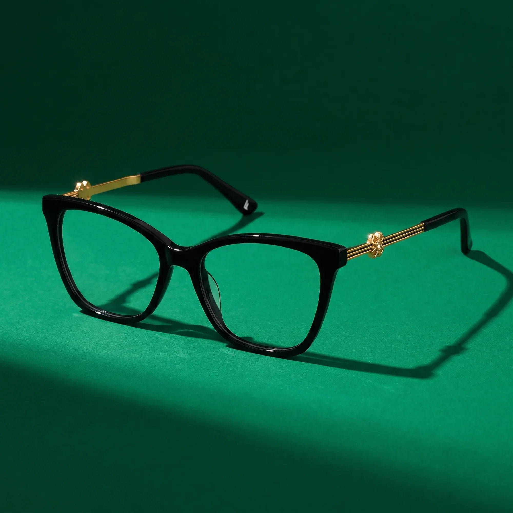 Anteojos Fiore 10172 en negro – still life on a seamless emerald studio backdrop