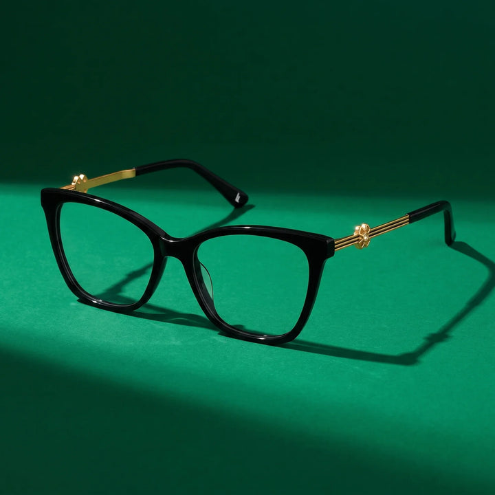 Anteojos Fiore 10172 en negro – still life on a seamless emerald studio backdrop