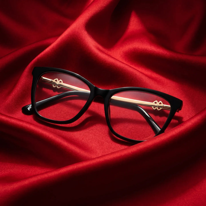 Anteojos Fiore 10172 en negro – nested in flowing vivid red silk
