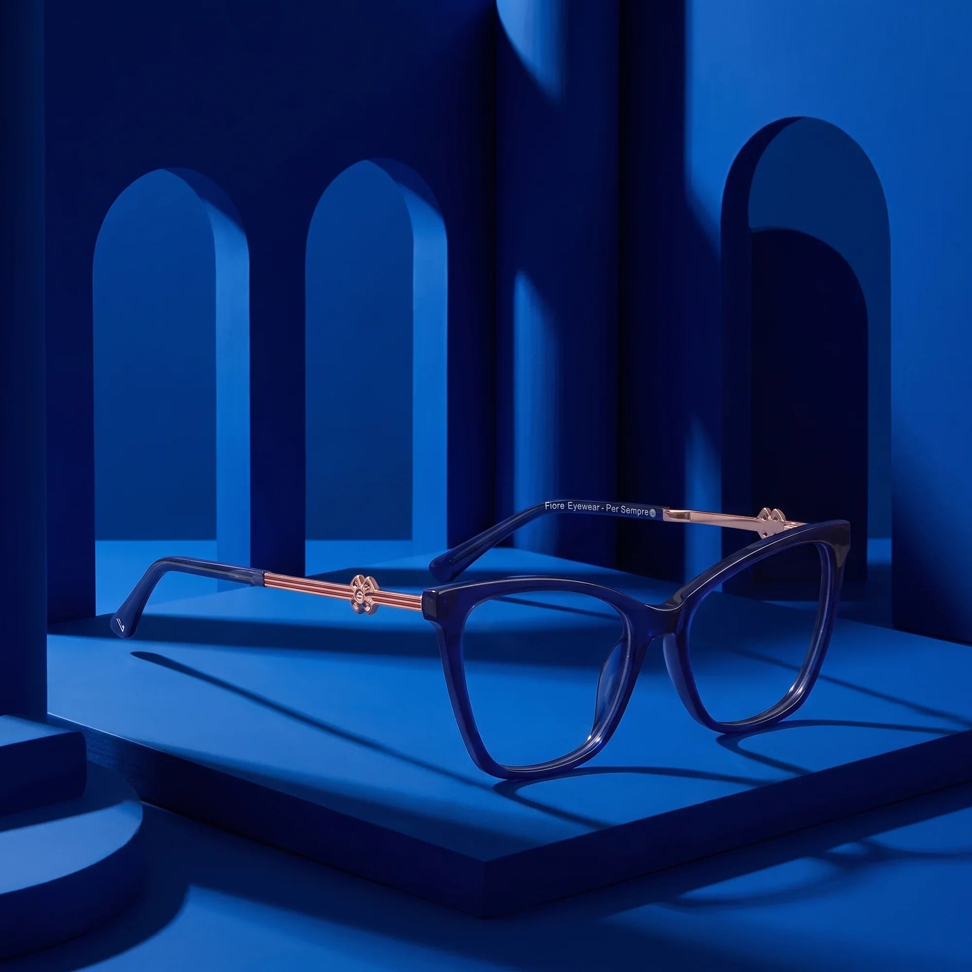 Anteojos Fiore 10172 en azul – still life among monochrome cobalt arches