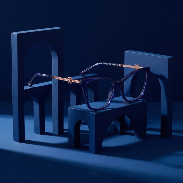 Anteojos Fiore 10172 en azul – staged on a sculptural midnight blue architecture set