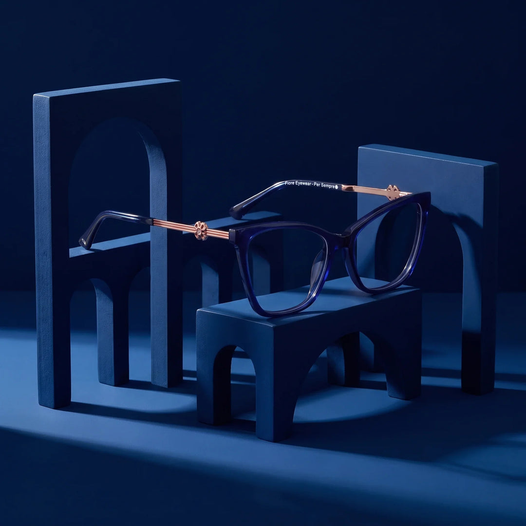 Anteojos Fiore 10172 en azul – staged on a sculptural midnight blue architecture set