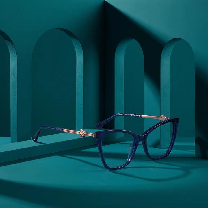 Anteojos Fiore 10172 en azul – displayed on a teal podium among arches