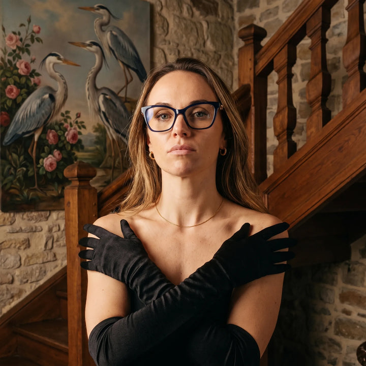 Anteojos Fiore 10172 en azul, en modelo – retrato de campaña, interior señorial, pintura de garza y guantes de ópera