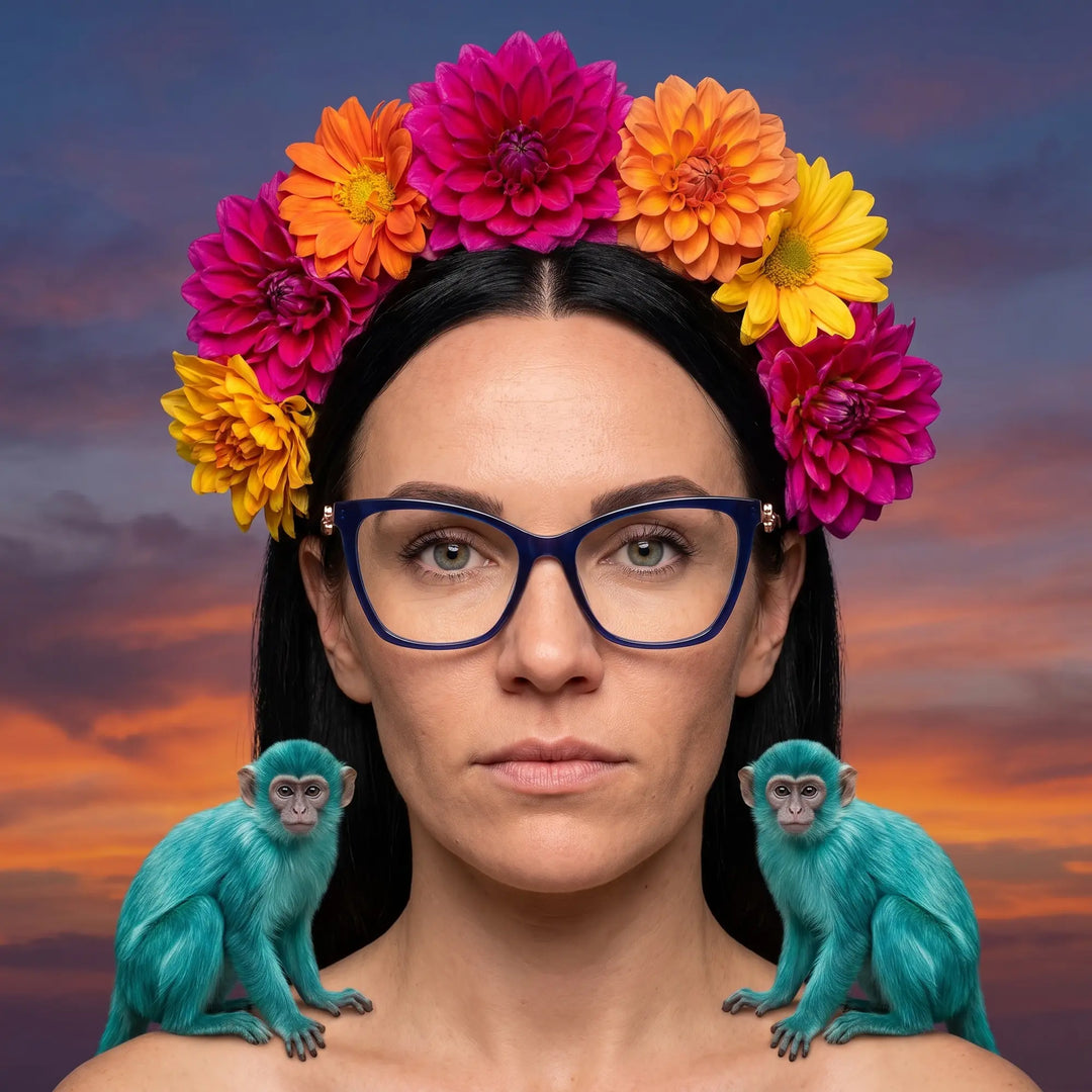 Anteojos Fiore 10172 en azul, en modelo – retrato de campaña, retrato pictórico surrealista con corona de flores