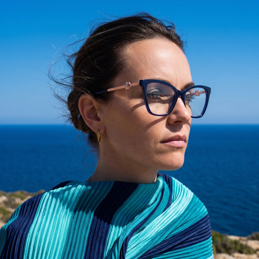 Anteojos Fiore 10172 en azul, en modelo – retrato de campaña, retrato al viento sobre el mar azul profundo