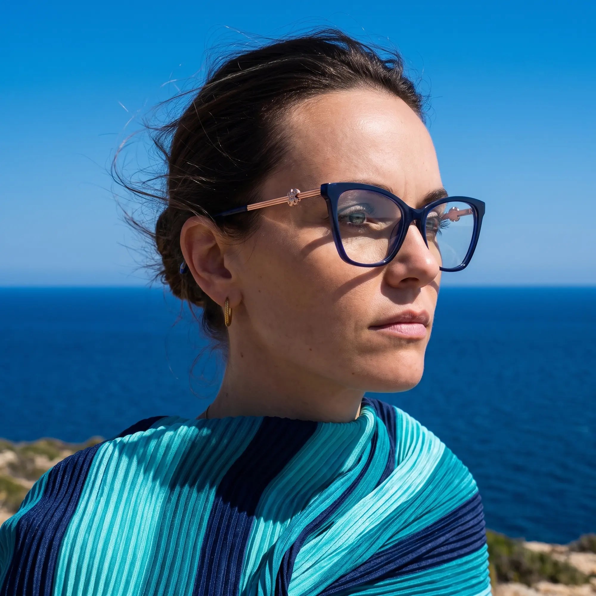 Anteojos Fiore 10172 en azul, en modelo – retrato de campaña, retrato al viento sobre el mar azul profundo