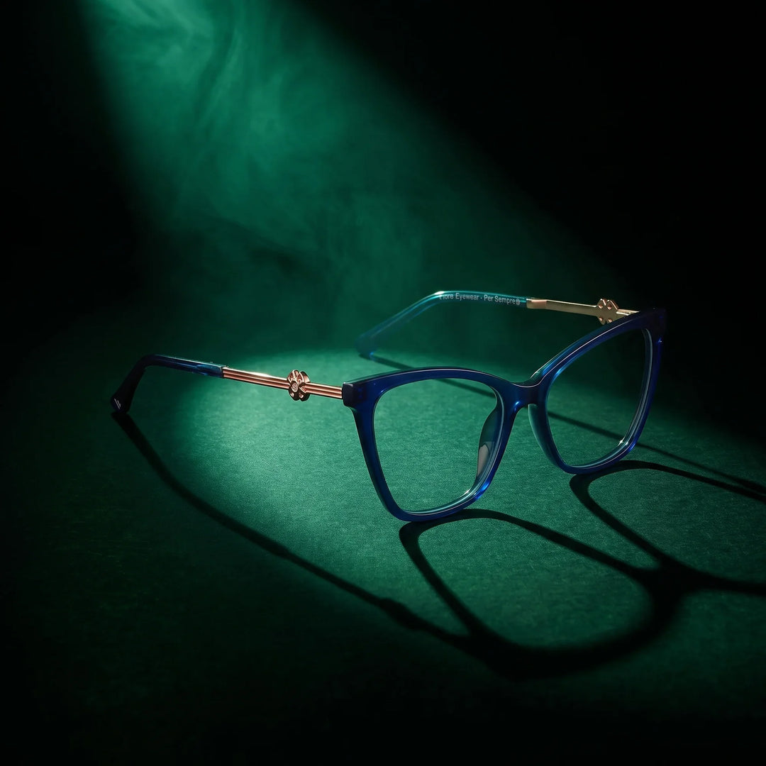 Anteojos Fiore 10172 en azul – bajo un haz de luz teatral