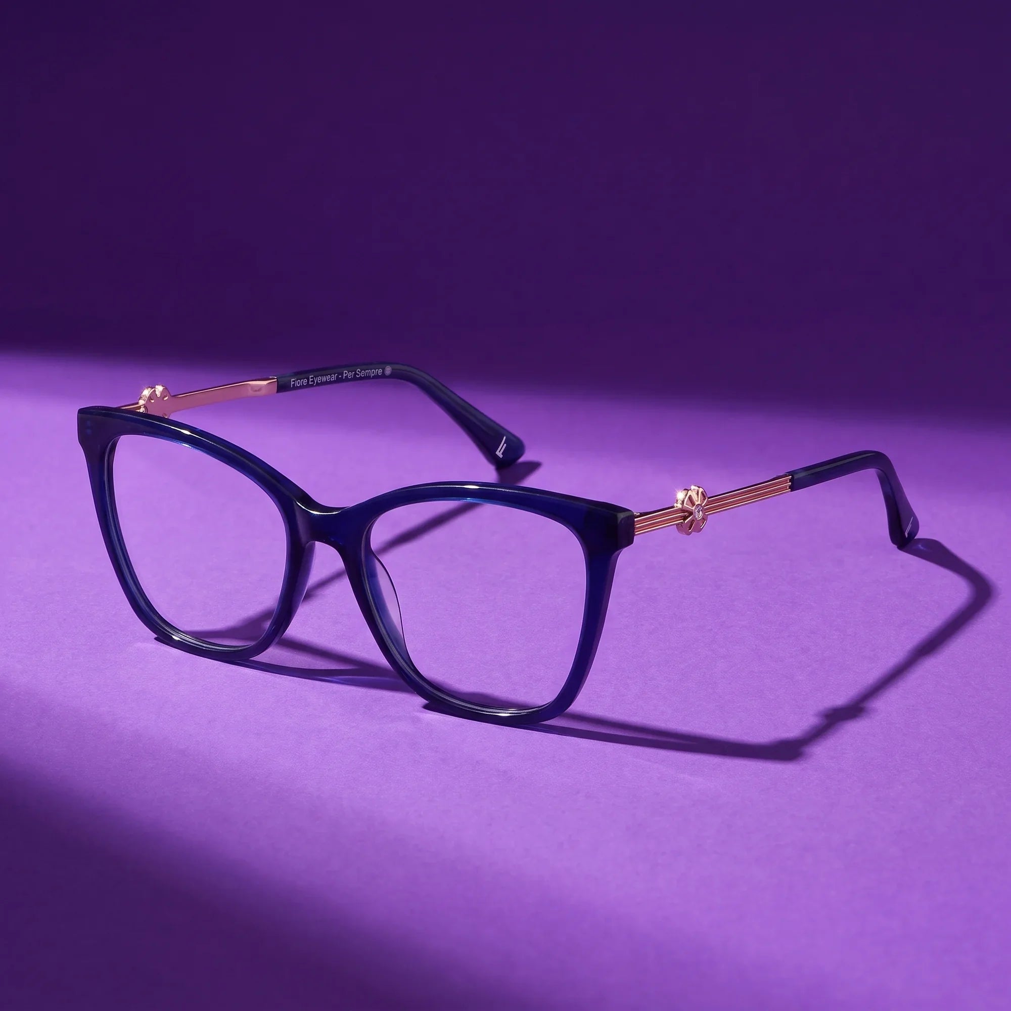 Anteojos Fiore 10172 en azul – still life on a seamless violet studio backdrop