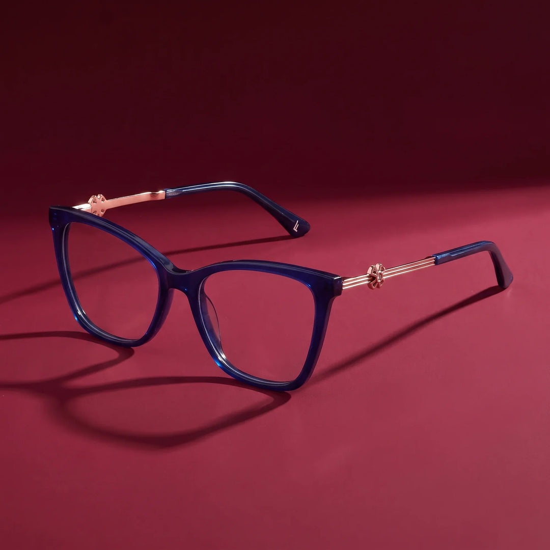 Anteojos Fiore 10172 en azul – hero still life against a deep burgundy backdrop