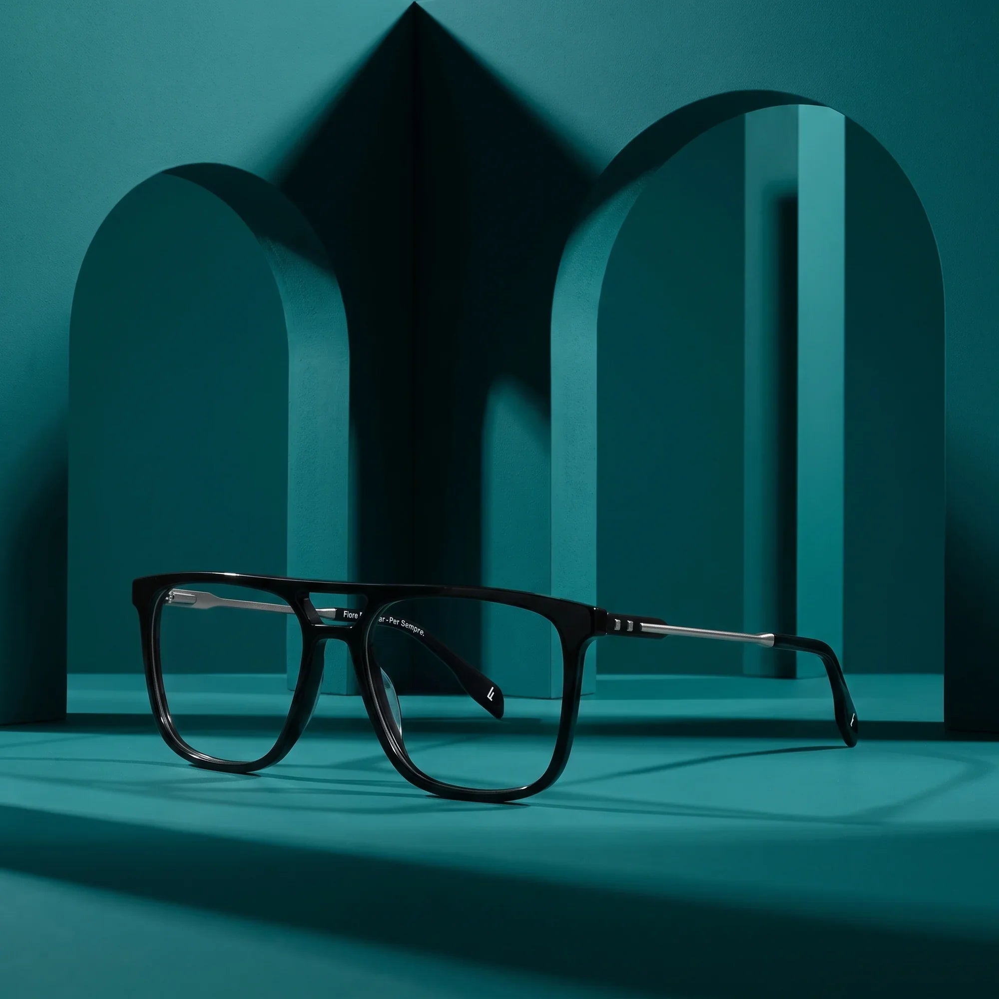 Anteojos Fiore 10177 en negro – still life among monochrome teal arches