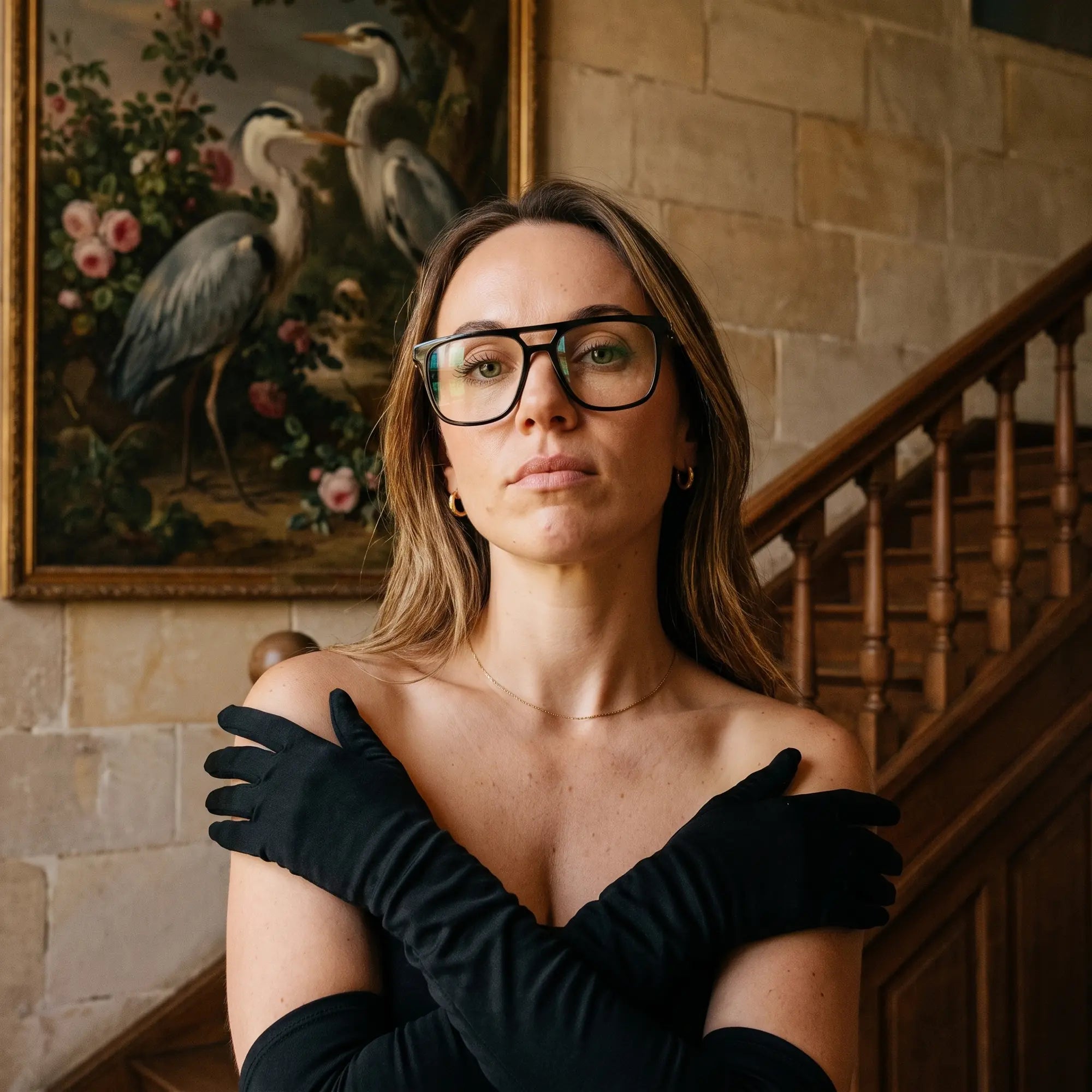 Anteojos Fiore 10177 en negro, en modelo – retrato de campaña, interior señorial, pintura de garza y guantes de ópera