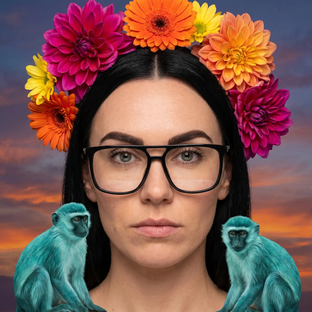 Anteojos Fiore 10177 en negro, en modelo – retrato de campaña, retrato pictórico surrealista con corona de flores