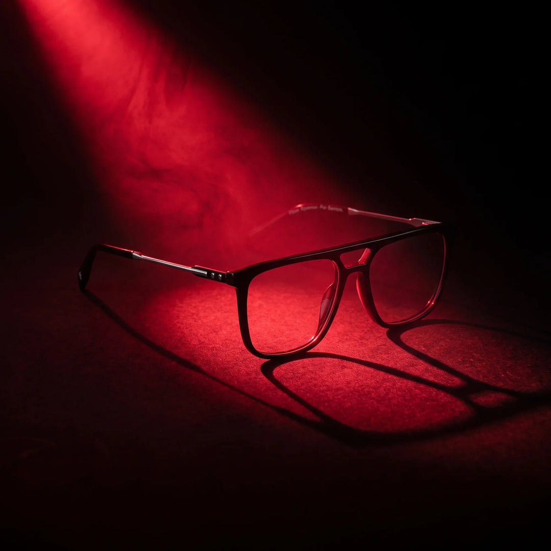 Anteojos Fiore 10177 en negro – bajo un haz de luz teatral