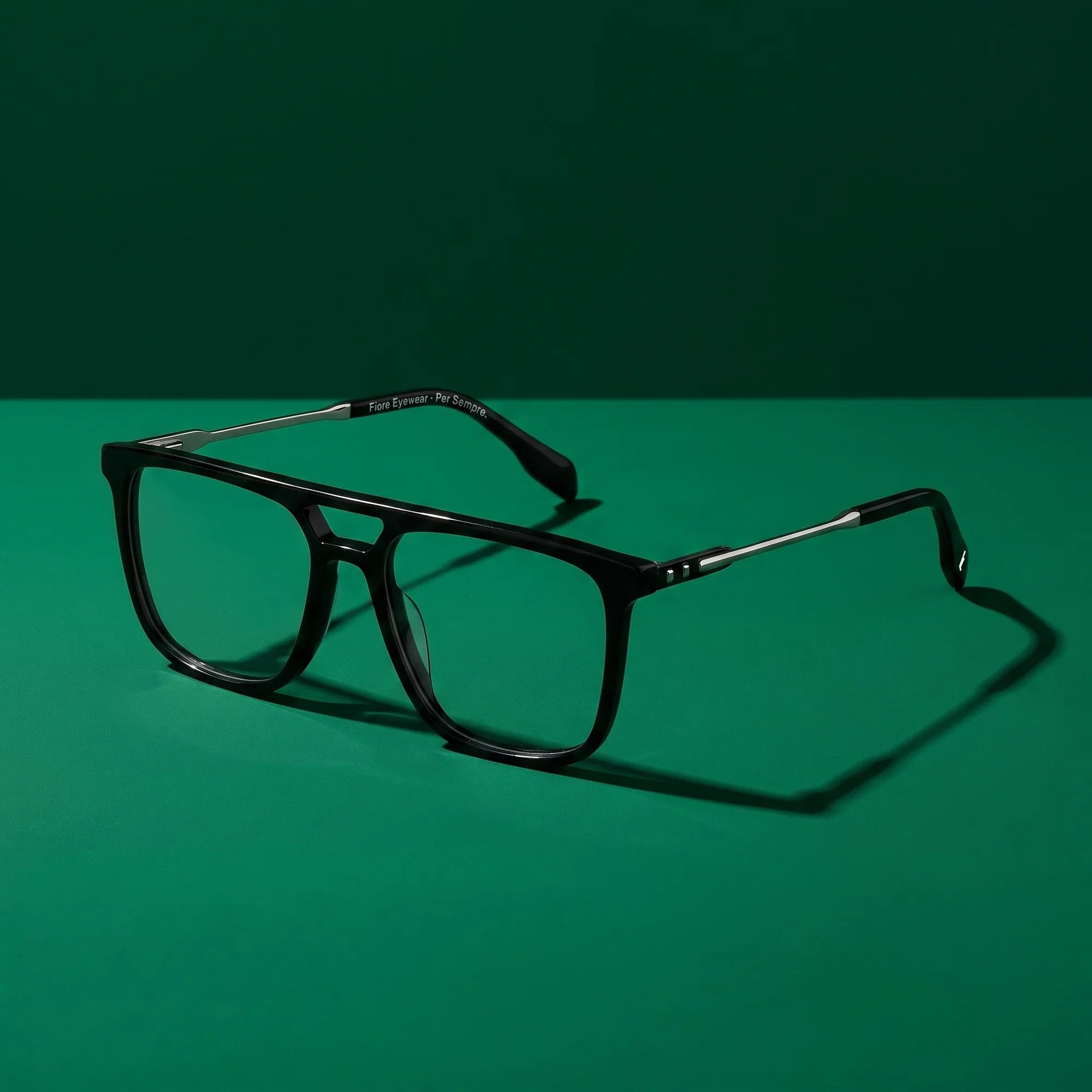 Anteojos Fiore 10177 en negro – still life on a seamless emerald studio backdrop