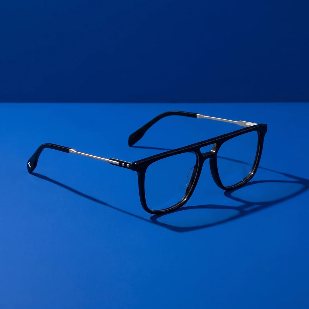 Anteojos Fiore 10177 en negro – hero still life against a deep cobalt backdrop