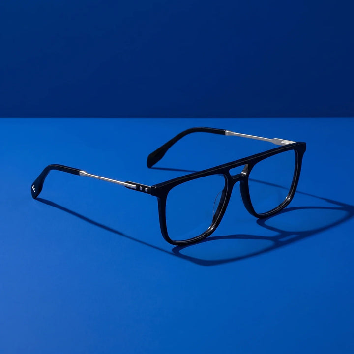 Anteojos Fiore 10177 en negro – hero still life against a deep cobalt backdrop